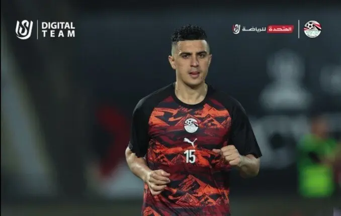 يبرز اسم النجم كريم حافظ، الظهير الأيسر لنادي بيراميدز والمنتخب الوطني، الذي جسّد برحلته قصة كفاح ملهمة بدأت من ملاعب محافظة البحيرة، وصولاً إلى مقارعة الكبار في الملاعب الأوروبية