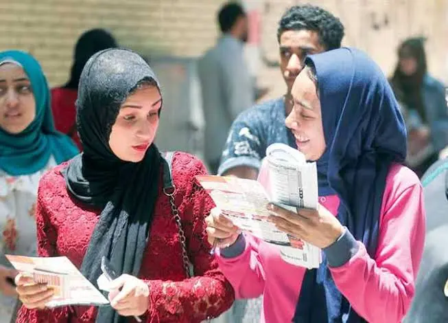 انطلق صباح اليوم الأحد ماراثون امتحانات شهادة الثانوية العامة للعام الدراسي 2026 في جميع محافظات الجمهورية، حيث توجه نحو 921 ألفًا و709 طلاب وطالبات إلى اللجان لأداء امتحاني التربية الدينية والتربية الوطنية في اليوم الأول من الامتحانات للمواد غير المضافة للمجموع.