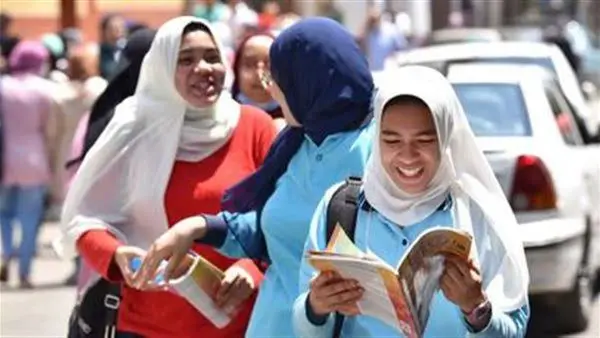 بدأ طلاب شهادة الثانوية العامة للعام الدراسي 2026، منذ قليل، أداء امتحان مادة التربية الدينية داخل اللجان الامتحانية على مستوى الجمهورية، وذلك في مستهل ماراثون امتحانات المواد غير المضافة للمجموع للشعبتين العلمية والأدبية بنظاميها القديم والجديد، بالإضافة إلى طلاب مدارس المكفوفين.