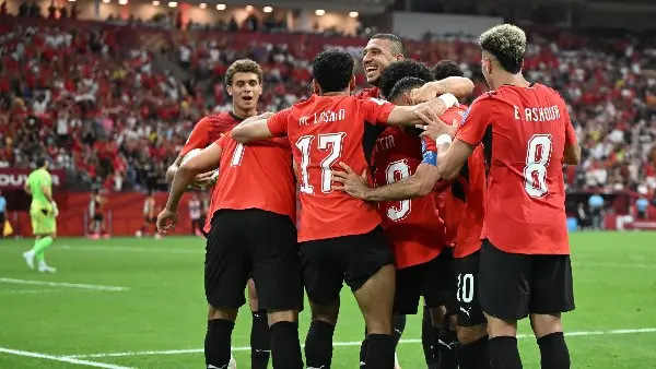 كشف مصطفى شوبير، حارس مرمى منتخب مصر، عن كواليس احتفاله بعد الفوز التاريخي الذي حققه الفراعنة على نيوزيلندا بنتيجة 3-1 في كأس العالم 2026، مؤكدًا أن أول اتصال أجراه بعد المباراة كان مع والدته.