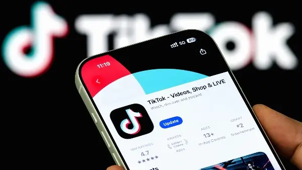 أعلنت منصة "تيك توك" (TikTok) العالمية لتبادل المقاطع المصورة القصيرة عن شطب أكثر من 2.9 مليون فيديو ينتهك إرشادات مجتمعها التوجيهية داخل المملكة العربية السعودية؛ وأماط تقرير الشفافية البرمجي