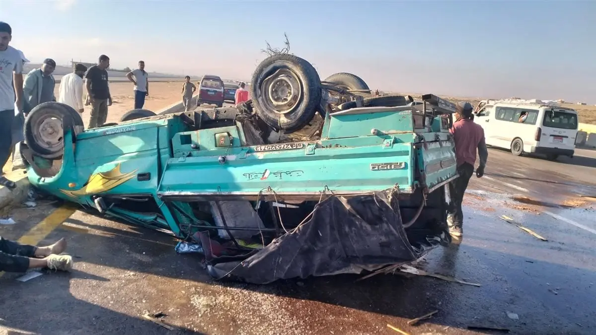 أصيب 13 شخصًا بجروح وكدمات متفرقة، إثر وقوع حادث انقلاب سيارة ربع نقل كانت تقل عددًا من العمال على طريق "مرسى مطروح - الإسكندرية" الساحلي. 