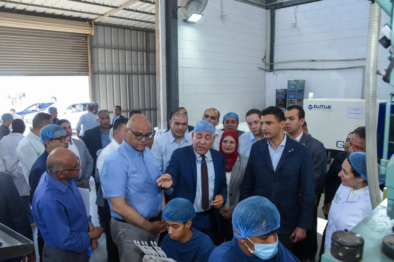 وزير الصناعة ومحافظ الإسكندرية يتفقدان مجمعي مرغم للصناعات البلاستيكية بالعامرية - 1000707118