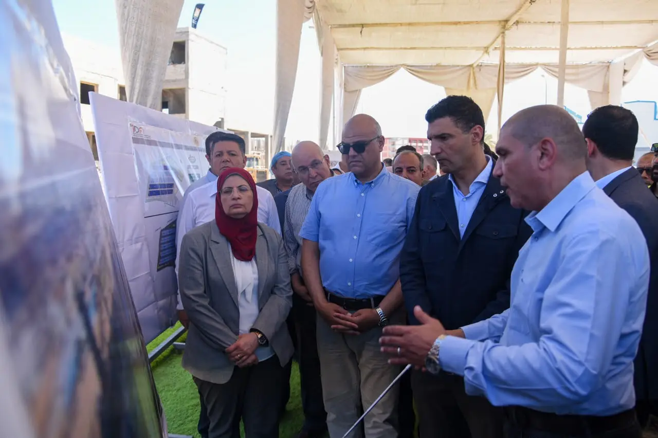 في مستهل زيارته الحالية لمحافظة الإسكندرية تفقد المهندس/ خالد هاشم وزير الصناعة يرافقه المهندس أيمن عطية محافظ الإسكندرية مجمعات مرغم للصناعات البلاستيكية بالعامرية، وزار مصنعاً للخامات الدوائية بمدينة برج العرب الجديدة للوقوف على مسار العمليات الإنتاجية على أرض الواقع