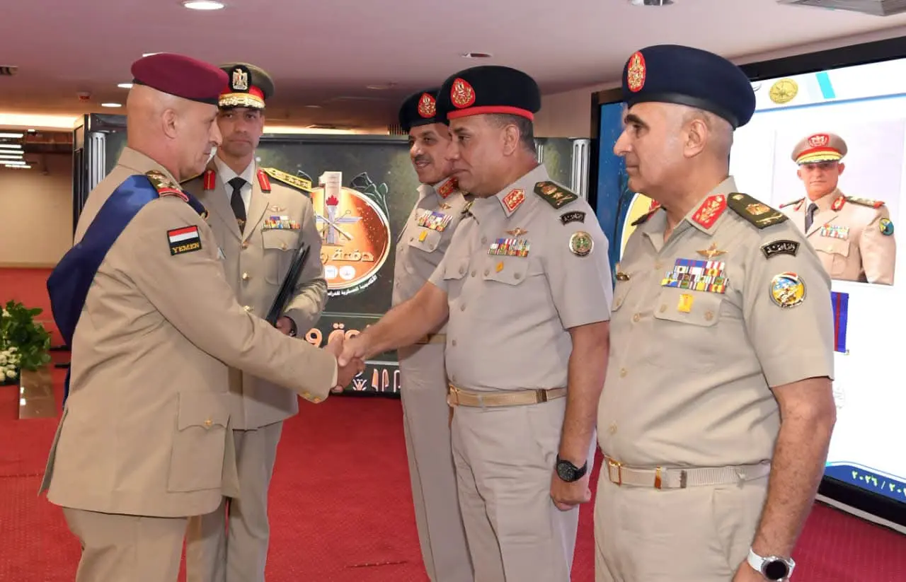 وزير الدفاع والإنتاج الحربي