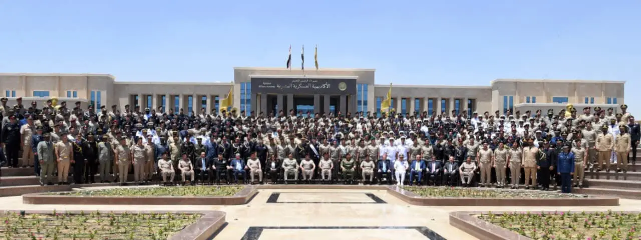 وزير الدفاع والإنتاج الحربي