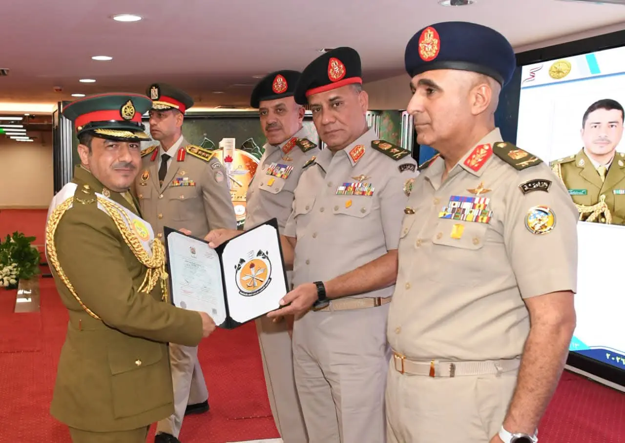 وزير الدفاع والإنتاج الحربي