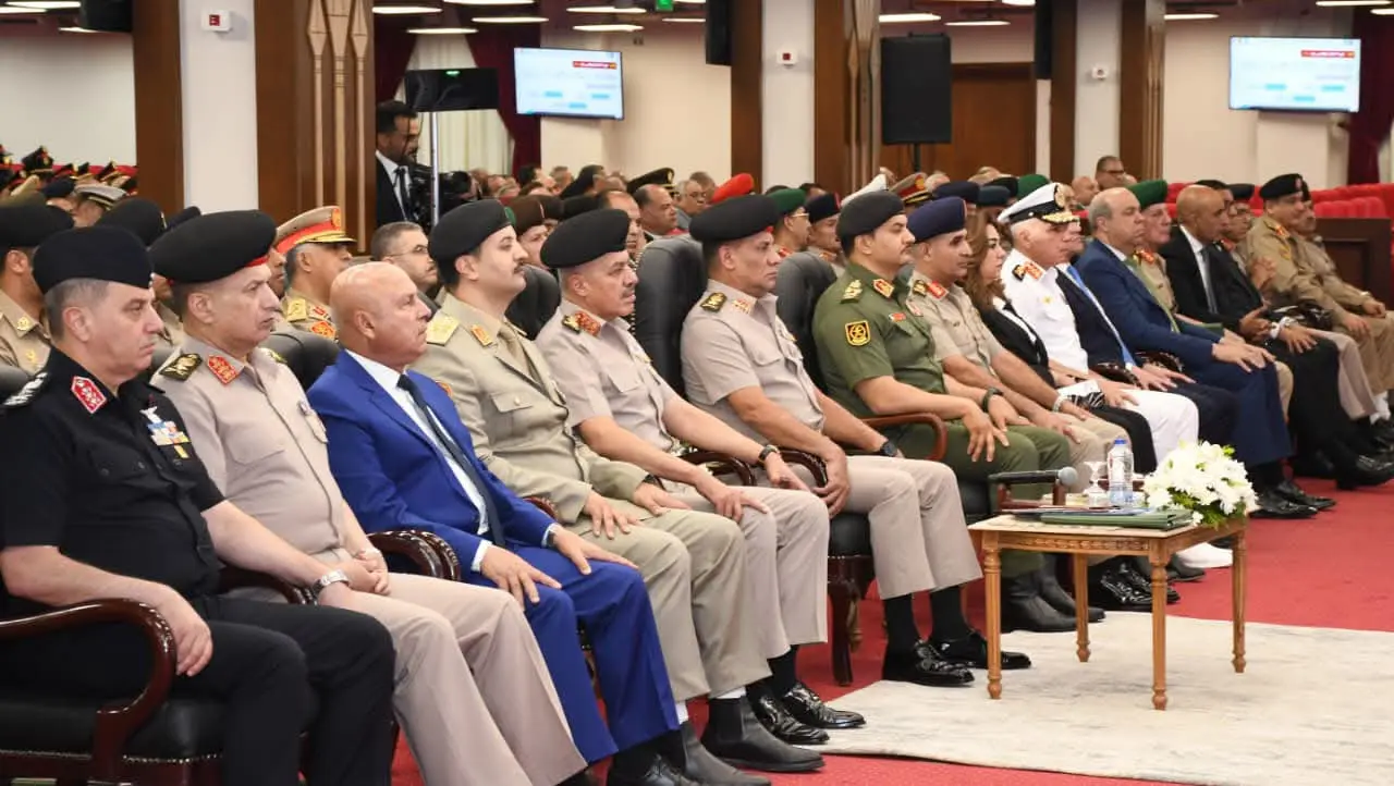 وزير الدفاع والإنتاج الحربي