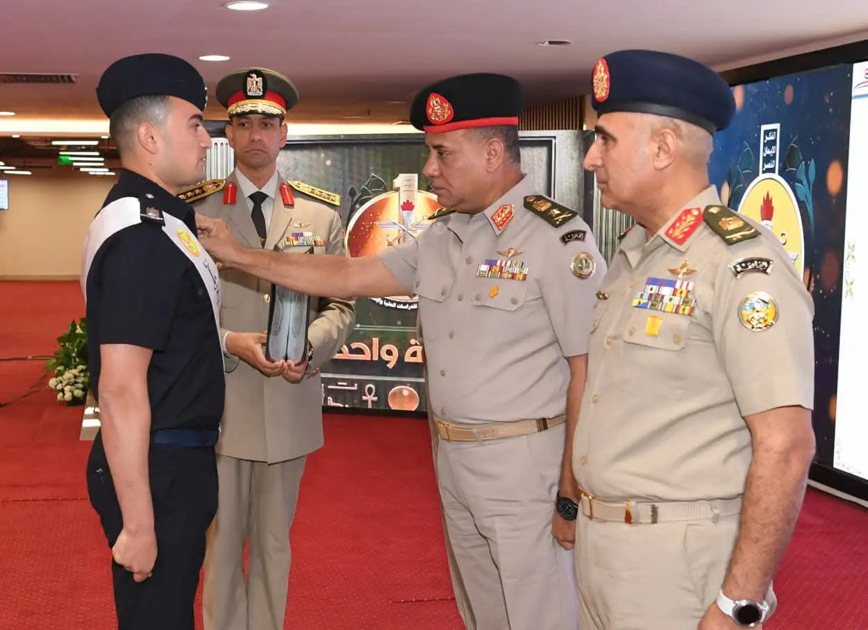 وزير الدفاع والإنتاج الحربي
