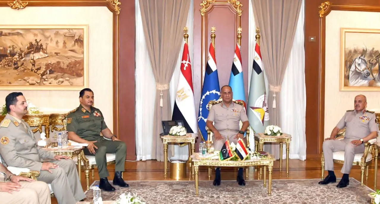 مصر وليبيا تبحثان تعزيز التعاون العسكري وتنسيق الجهود المشتركة