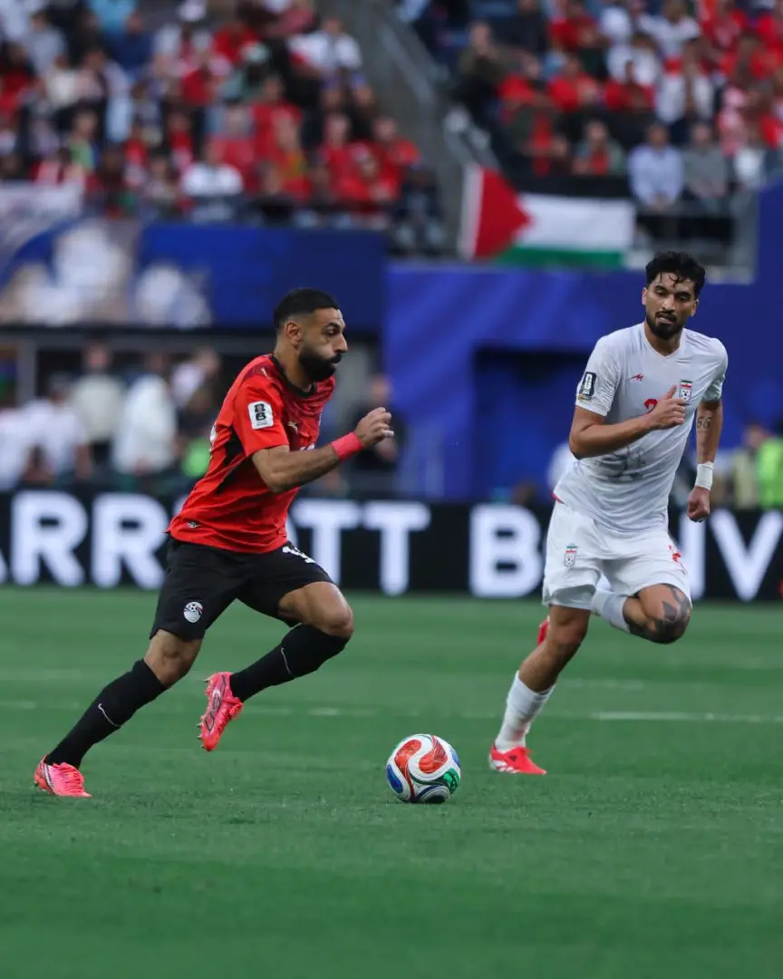 بات السؤال الأبرز والشغل الشاغل للشارع الرياضي المصري والعالمي هو: هل سيشارك محمد صلاح في مواجهة أستراليا القادمة بعد إصابته؟ حيث فرضت الحالة الصحية لقائد الفراعنة أجواءً من القلق والترقب داخل معسكر المنتخب.