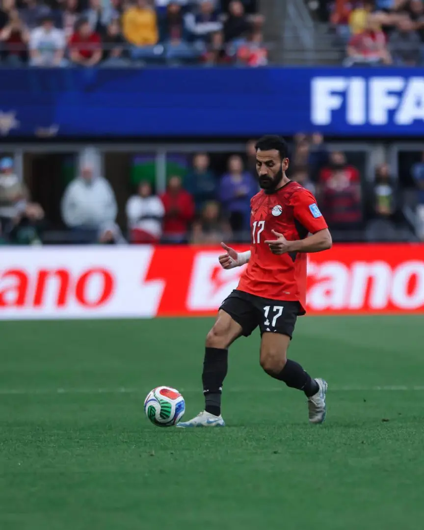 بات السؤال الأبرز والشغل الشاغل للشارع الرياضي المصري والعالمي هو: هل سيشارك محمد صلاح في مواجهة أستراليا القادمة بعد إصابته؟ حيث فرضت الحالة الصحية لقائد الفراعنة أجواءً من القلق والترقب داخل معسكر المنتخب.