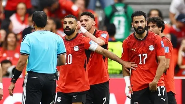 تفاصيل حجم إصابة محمد صلاح وموقفه من المشاركة في مباراة أستراليا قائلاً: "محمد صلاح هو من طلب مغادرة الملعب واستبداله بعدما شعر بآلام عضلية؛ واللاعب سيخضع فوراً لفحوصات طبية دقيقة وأشعة رنين مغناطيسي لتحديد حجم الإصابة بشكل قطعي، وبناءً عليها سيتحدد موقفه النهائي من خوض مواجهة أستراليا القادمة