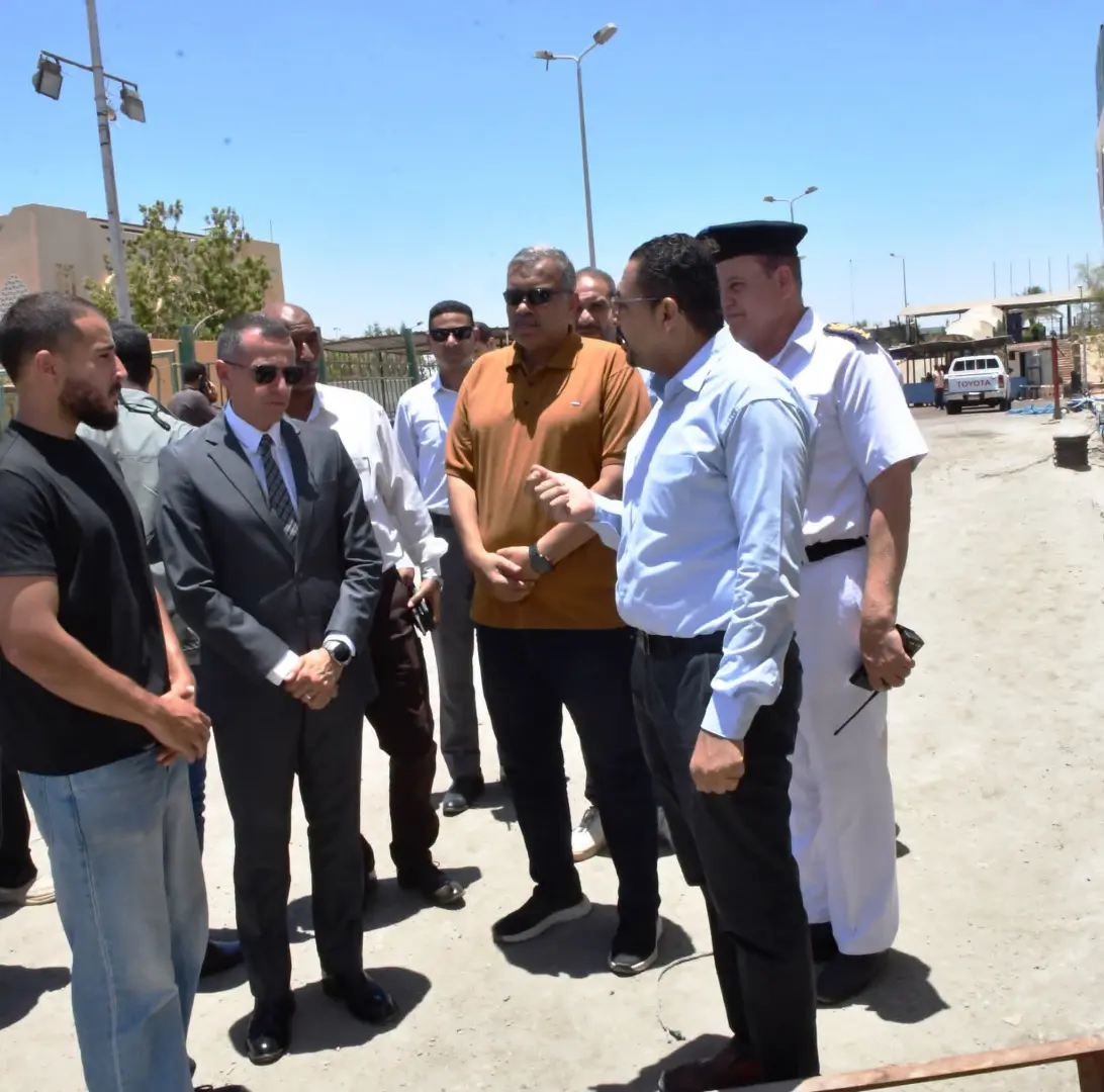 محافظ أسوان يتابع جهود احتواء تداعيات غرق صندل نهري ببحيرة ناصر