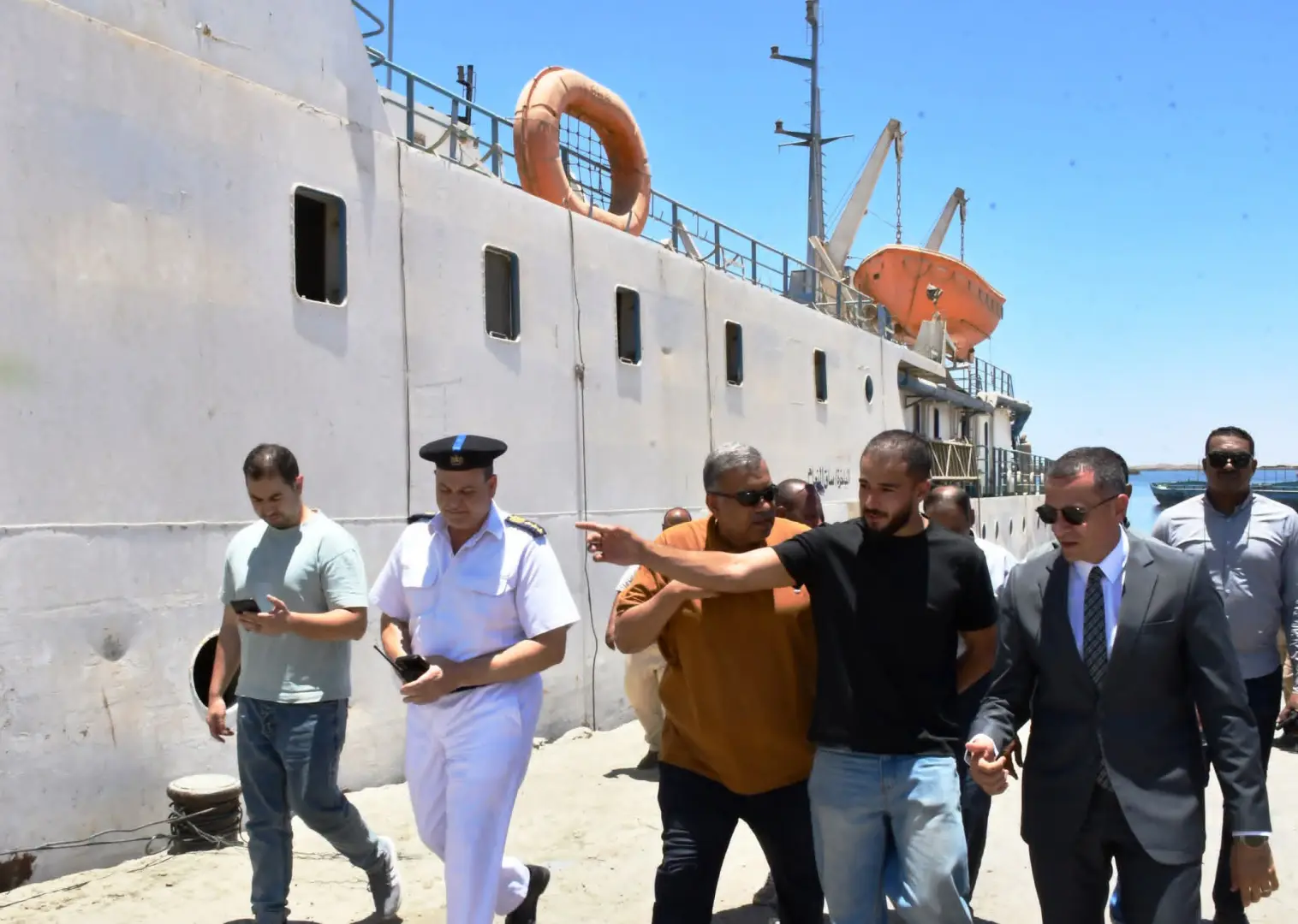 محافظ أسوان يتابع جهود احتواء تداعيات غرق صندل نهري ببحيرة ناصر