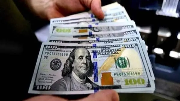 ​سجلت أسعار الدولار الأمريكي تراجعاً جماعياً ملحوظاً أمام الجنيه المصري في مطلع التعاملات المصرفية لصباح اليوم الإثنين، لتستقر كافة المؤشرات تحت حاجز الـ 50 جنيهاً. ويعود هذا الهبوط التدريجي إلى انتعاش تدفقات المستثمرين الأجانب داخل السوق المحلية