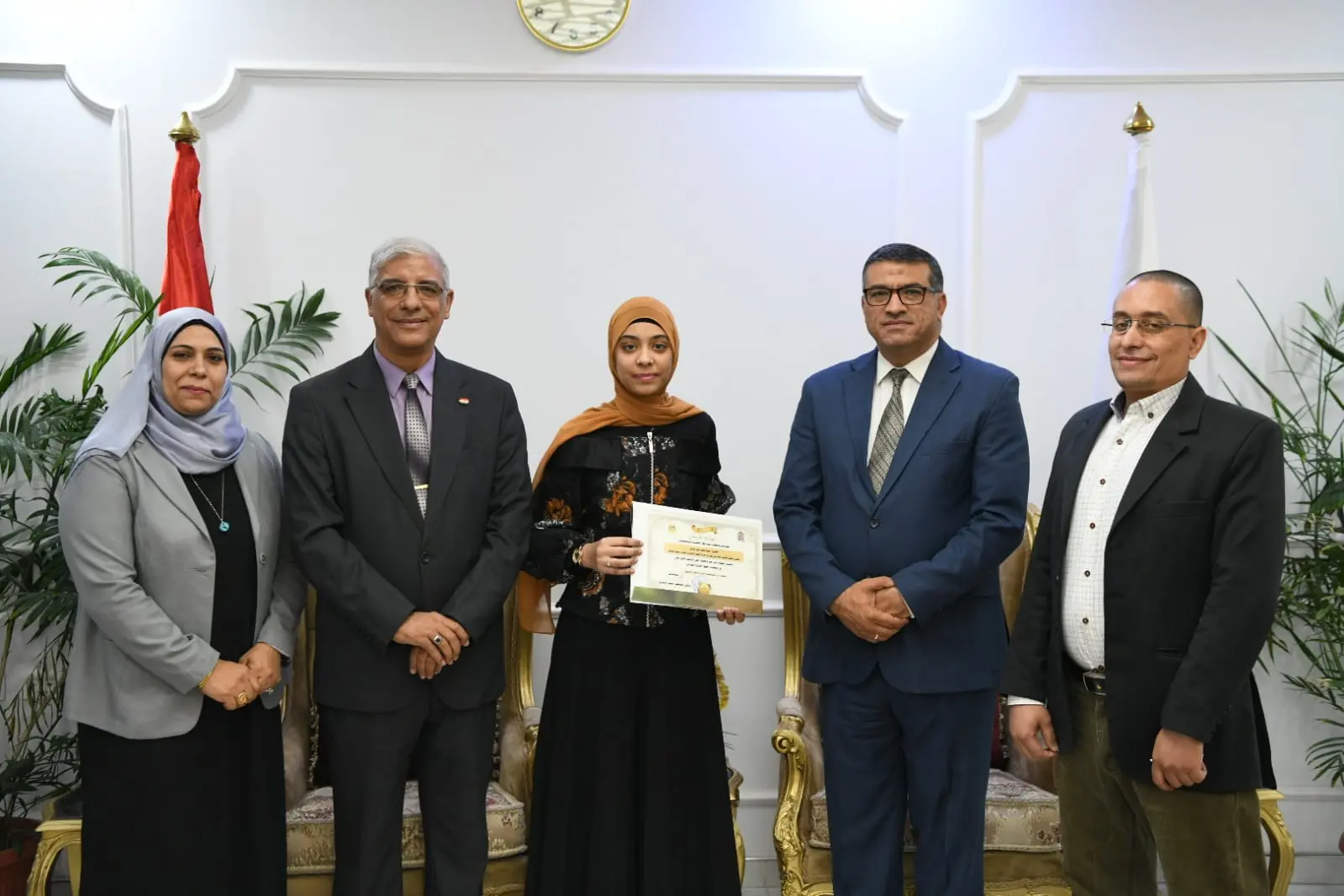 محافظ قنا يكرم أوائل الشهادة الإعدادية