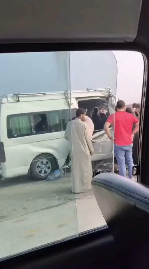 ​شهد الطريق الدائري الإقليمي بمحافظة المنوفية، حادثاً مرورياً أسفر عن إصابة 19 شخصاً، بينهم 6 أطفال، إثر تصادم سيارتين "ميكروباص" بالقرب من نزلة تلوانة التابعة لدائرة مركز الباجور، وتم نقل المصابين إلى المستشفى لتلقي الإسعافات اللازمة.