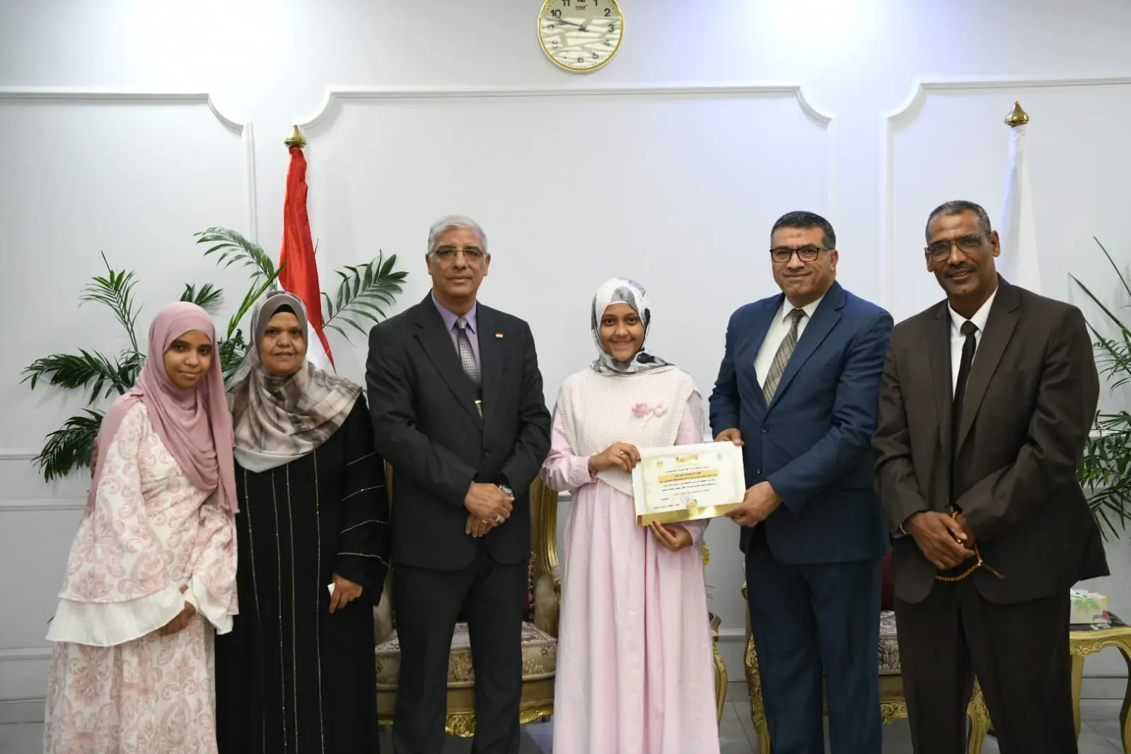 محافظ قنا يكرم أوائل الشهادة الإعدادية