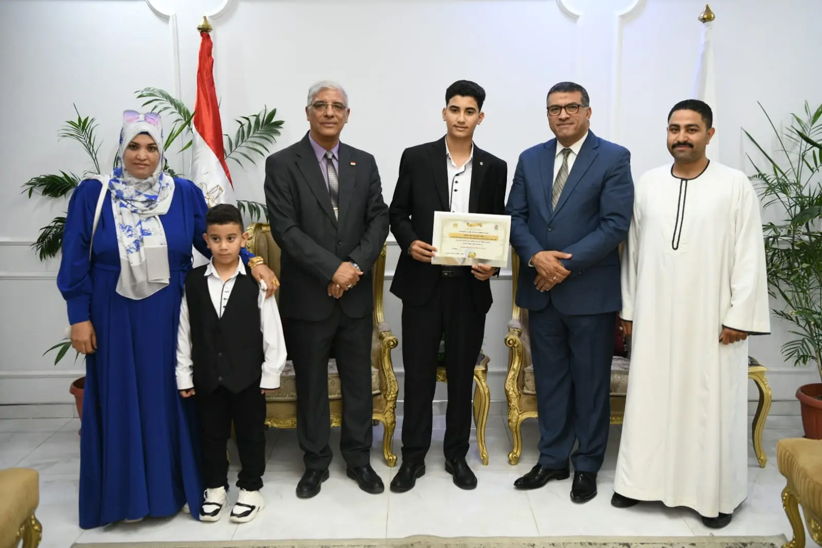 محافظ قنا يكرم أوائل الشهادة الإعدادية