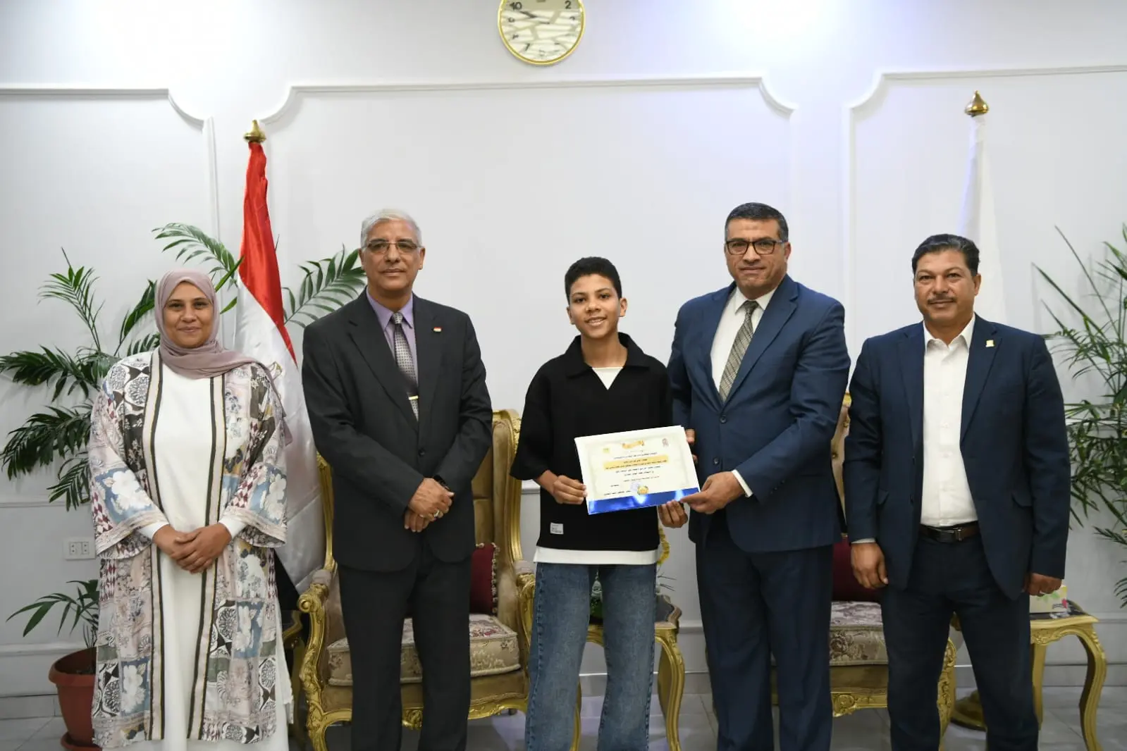 محافظ قنا يكرم أوائل الشهادة الإعدادية