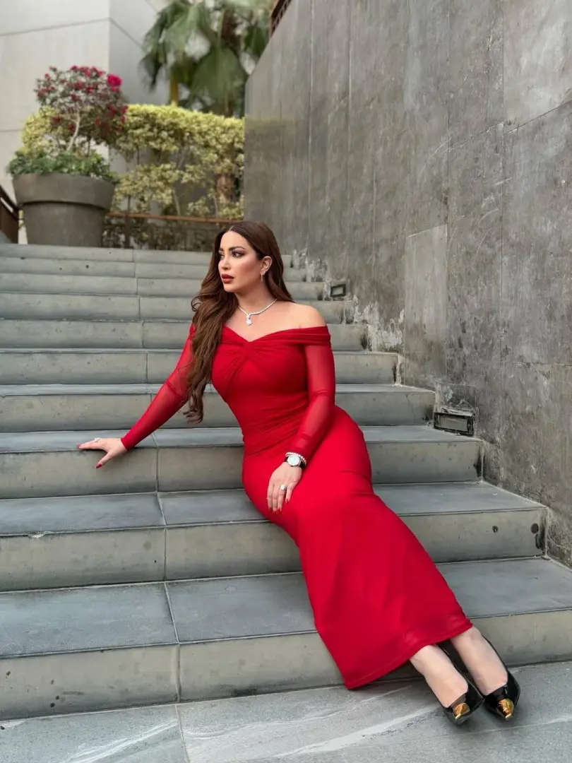 ​أعلنت النجمة السورية نسرين طافش، بشكل رسمي، انفصالها عن زوجها رجل الأعمال أحمد جوهر، وذلك بعد زواج استمر لمدة عام ونصف. وجاء الإعلان المفاجئ عبر خاصية "القصص القصيرة - ستوري" على حسابها الرسمي بموقع التواصل الاجتماعي “انستجرام”، خلال تواجدها في المالديف لقضاء إجازة الصيف.