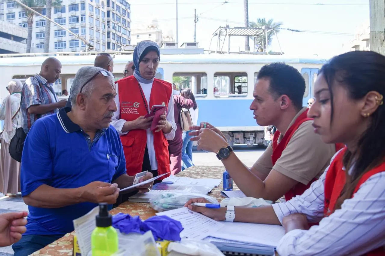 شهد المهندس أيمن عطية، محافظ الإسكندرية، انطلاق فعاليات الحملة القومية للتبرع بالدم بالمحافظة، التي تنظمها وزارة الصحة والسكان على مستوى جميع محافظات الجمهورية، تزامنًا مع الاحتفال باليوم العالمي للتبرع بالدم