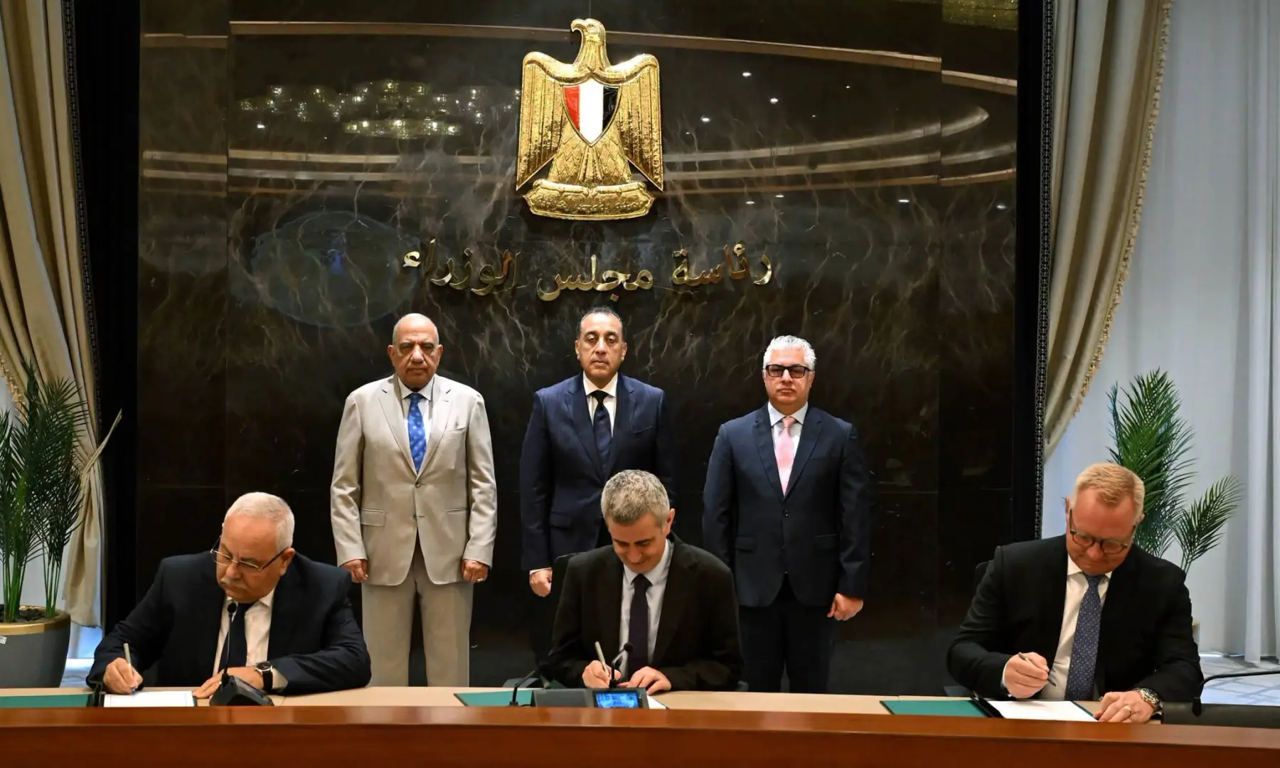 رئيس الوزراء يشهد توقيع عقدين لتوفير الكهرباء النظيفة لمشروعات اقتصادية قناة السويس - 1000713308