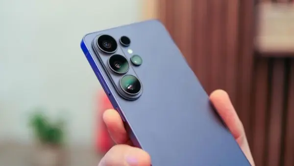 ​كشفت تقارير تقنية جديدة عن استعداد شركة سامسونج الكورية لتزويد هاتفي Galaxy S27 Pro وGalaxy S27 Ultra بكاميرا أمامية جديدة كليًا بدقة 16 ميجابكسل. وتأتي هذه الخطوة لتمثل أول ترقية حقيقية لمنظومة التصوير الأمامي منذ اعتماد الشركة على مستشعر السيلفي الحالي بدقة 12 ميجابكسل الذي ظهر لأول مرة في سلسلة Galaxy S23 عام 2023.