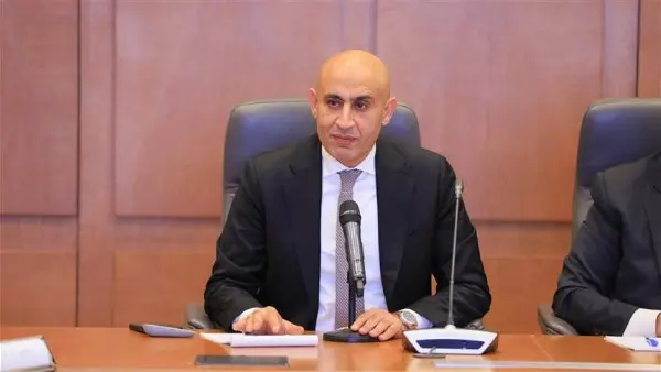 نجح المكلفون بأعمال التفتيش والرقابة داخل لجان امتحانات الثانوية العامة بمحافظة قنا، اليوم، في إحباط محاولة مبتكرة للغش الإلكتروني، بعد ضبط سماعة لاسلكية مخبأة بعناية داخل مروحة يدوية صغيرة كانت بحوزة إحدى الطالبات، وذلك قبل بدء امتحان مادة اللغة الأجنبية الأولى (اللغة الإنجليزية).