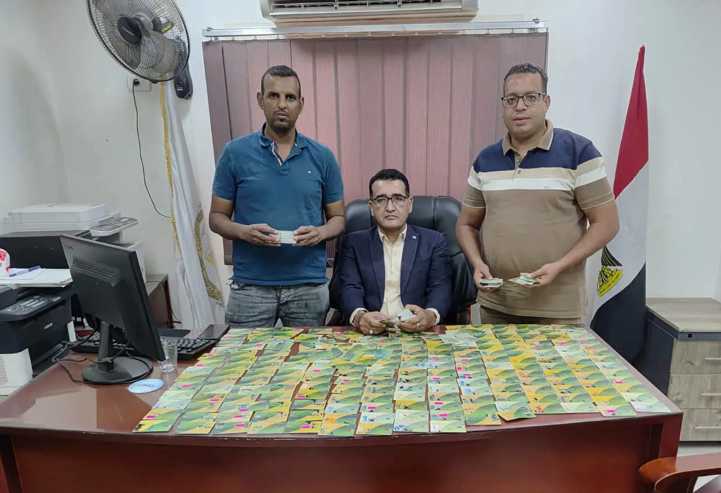 ضبط صاحب مخبز استولى على 450 بطاقة تموينية بالأقصر