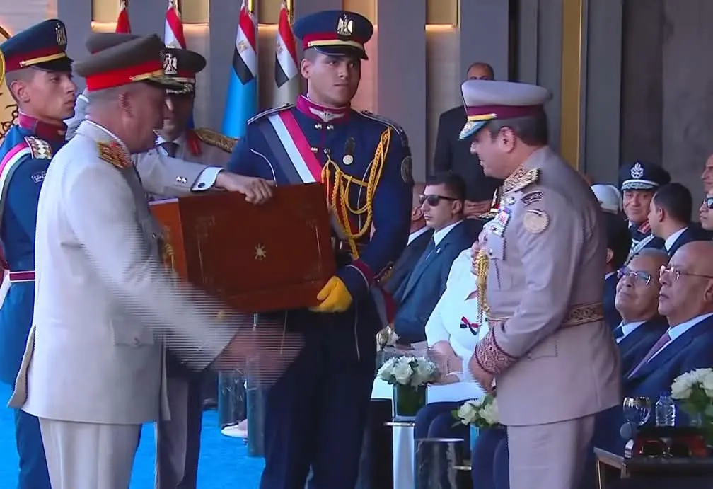 وزير الدفاع يهدي الرئيس السيسي درعًا تذكارية خلال افتتاح القيادة الاستراتيجية للدولة