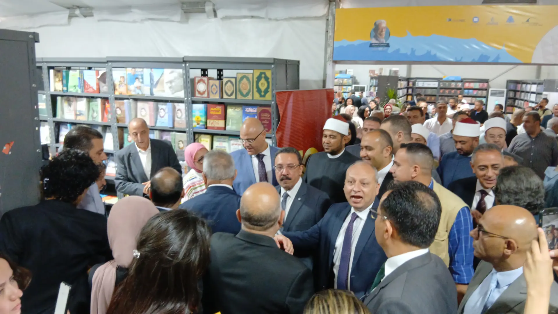 افتتح المهندس أيمن عطية، محافظ الإسكندرية، والدكتور أحمد زايد، مدير مكتبة الإسكندرية، اليوم، فعاليات معرض مكتبة الإسكندرية للكتاب، وذلك بمشاركة  دار نشر و410 فعاليات ثقافية متنوعة.