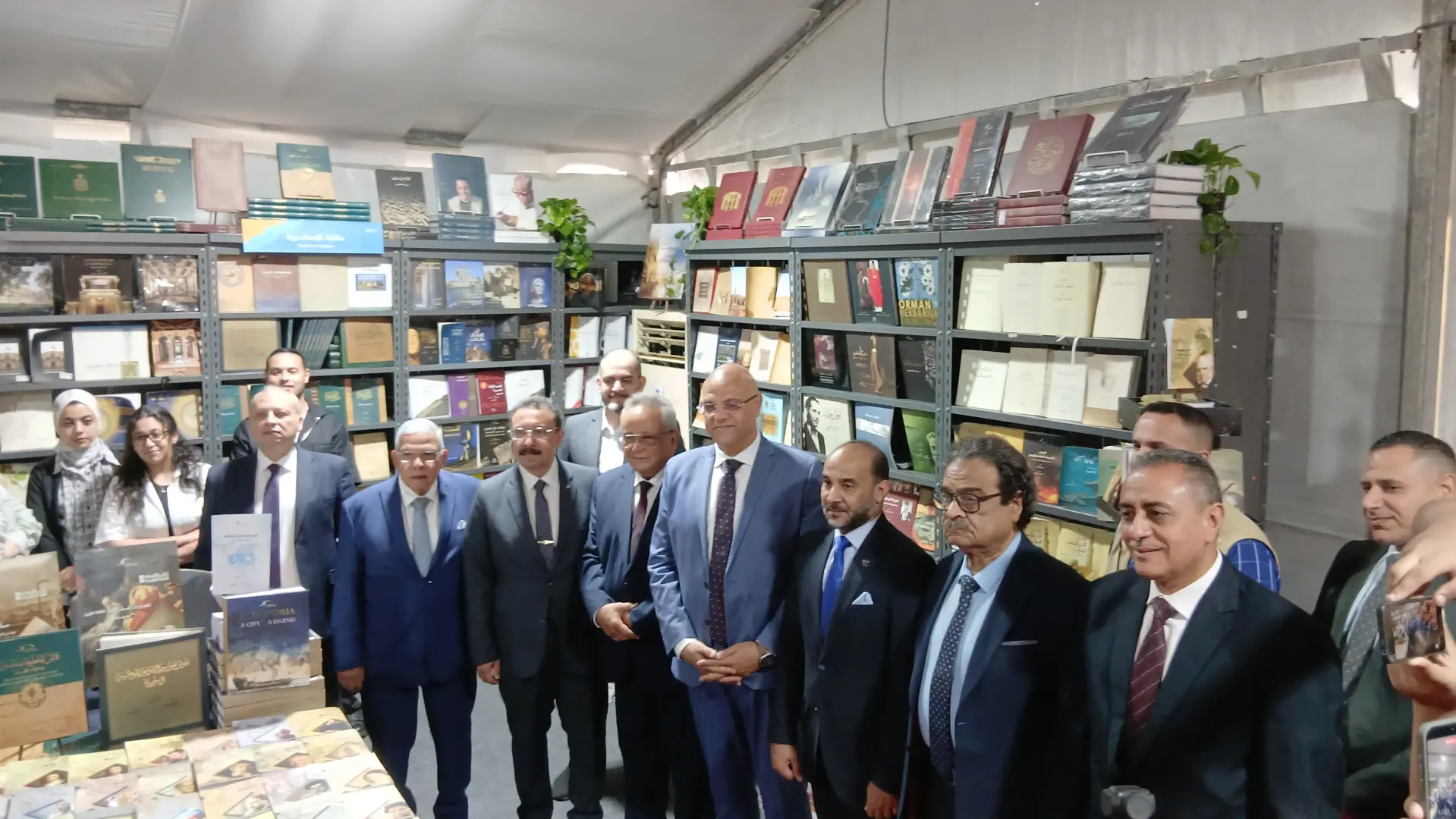 افتتح المهندس أيمن عطية، محافظ الإسكندرية، والدكتور أحمد زايد، مدير مكتبة الإسكندرية، اليوم، فعاليات معرض مكتبة الإسكندرية للكتاب، وذلك بمشاركة  دار نشر و410 فعاليات ثقافية متنوعة.