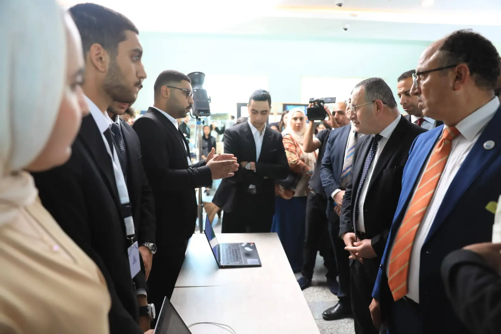 وزير التعليم العالي يتفقد مشروعات طلاب جامعة حلوان الأهلية