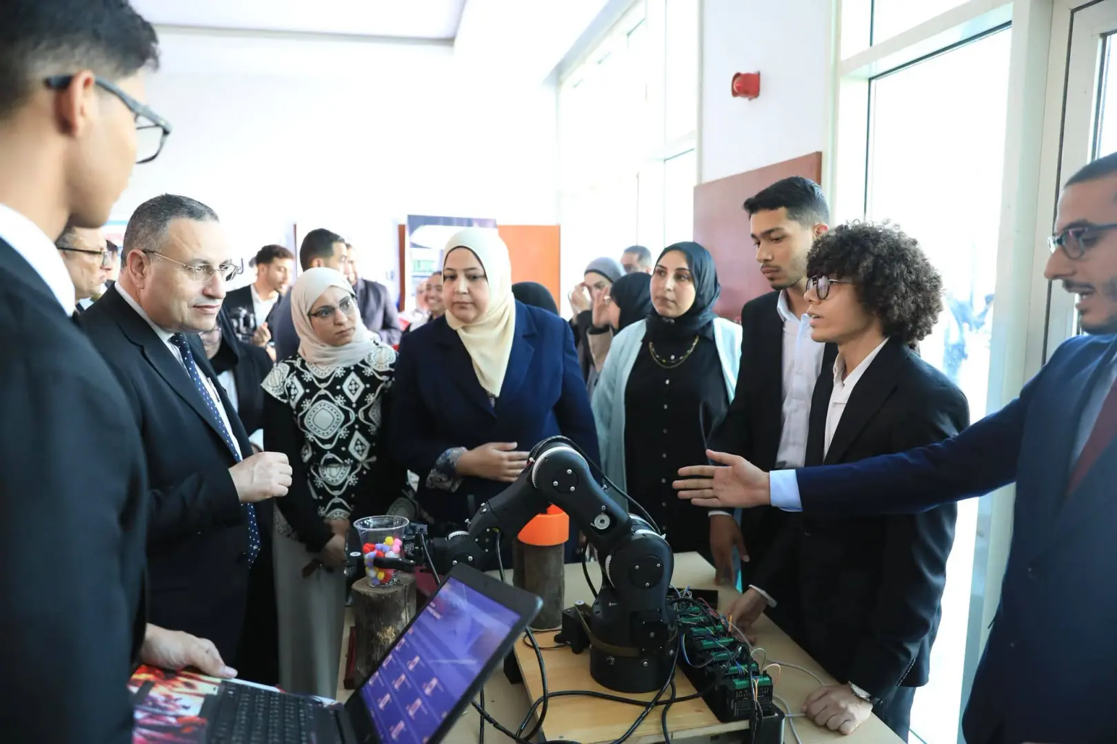 وزير التعليم العالي يتفقد مشروعات طلاب جامعة حلوان الأهلية
