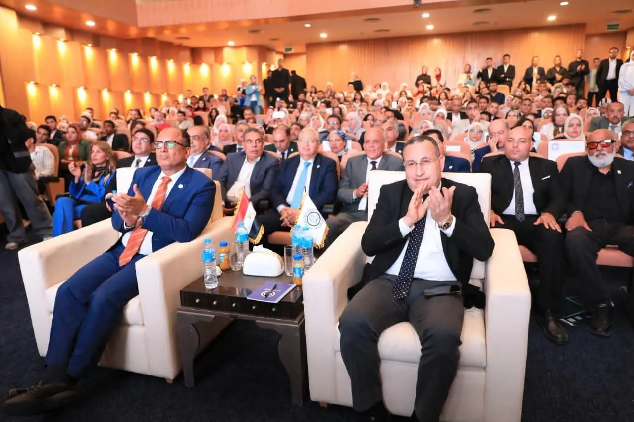 وزير التعليم العالي يتفقد مشروعات طلاب جامعة حلوان الأهلية