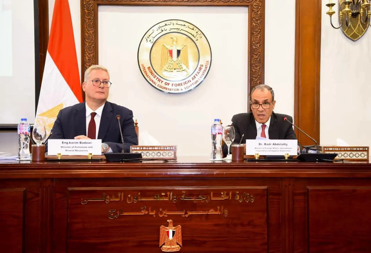 الخارجية والبترول تستعرضان فرص الاستثمار في الطاقة أمام السفراء الأجانب