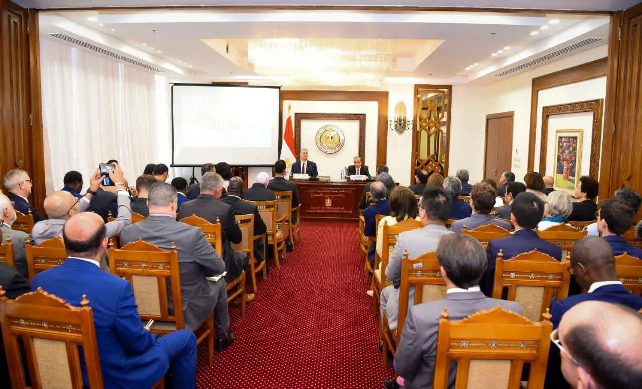 الخارجية والبترول تستعرضان فرص الاستثمار في الطاقة أمام السفراء الأجانب