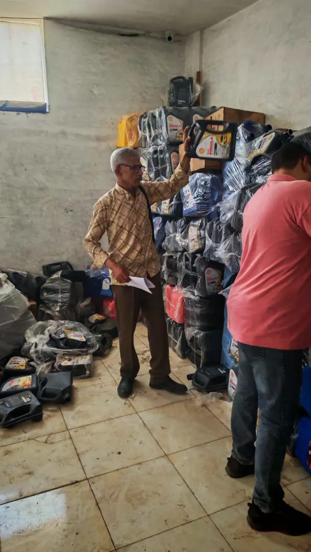 ضبط مصنع غير مرخص لتقليد زيوت السيارات الشهيرة في قنا