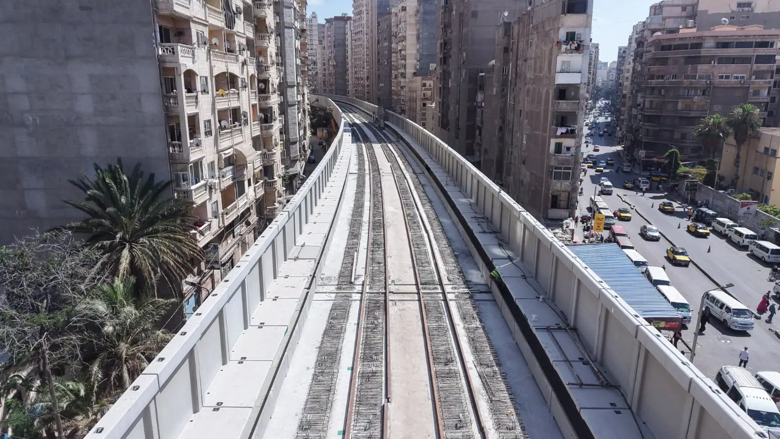 ​تتسارع وتيرة العمل في واحد من أضخم مشروعات النقل الذكي في مصر، حيث كشفت أحدث اللقطات الجوية الصادرة عن وزارة النقل عن تقدم ملحوظ في أعمال الإنشاءات الخاصة بالمرحلة الأولى لمشروع مترو الإسكندرية.
