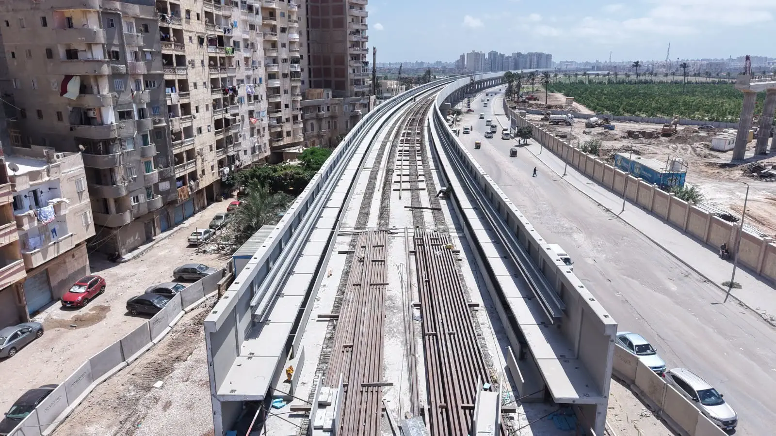 ​تتسارع وتيرة العمل في واحد من أضخم مشروعات النقل الذكي في مصر، حيث كشفت أحدث اللقطات الجوية الصادرة عن وزارة النقل عن تقدم ملحوظ في أعمال الإنشاءات الخاصة بالمرحلة الأولى لمشروع مترو الإسكندرية.