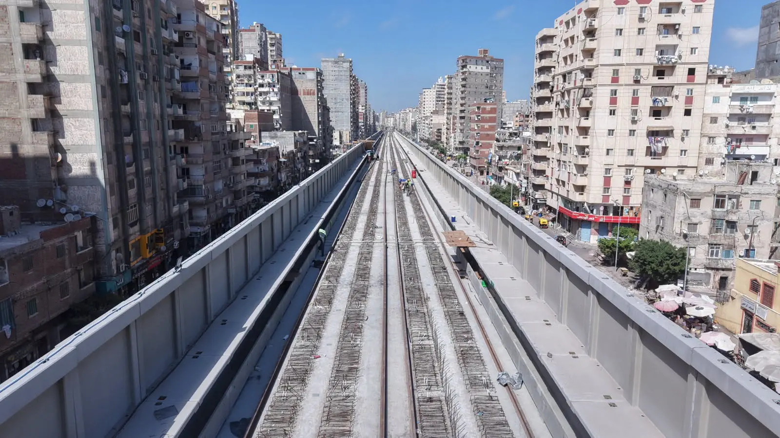 ​تتسارع وتيرة العمل في واحد من أضخم مشروعات النقل الذكي في مصر، حيث كشفت أحدث اللقطات الجوية الصادرة عن وزارة النقل عن تقدم ملحوظ في أعمال الإنشاءات الخاصة بالمرحلة الأولى لمشروع مترو الإسكندرية.