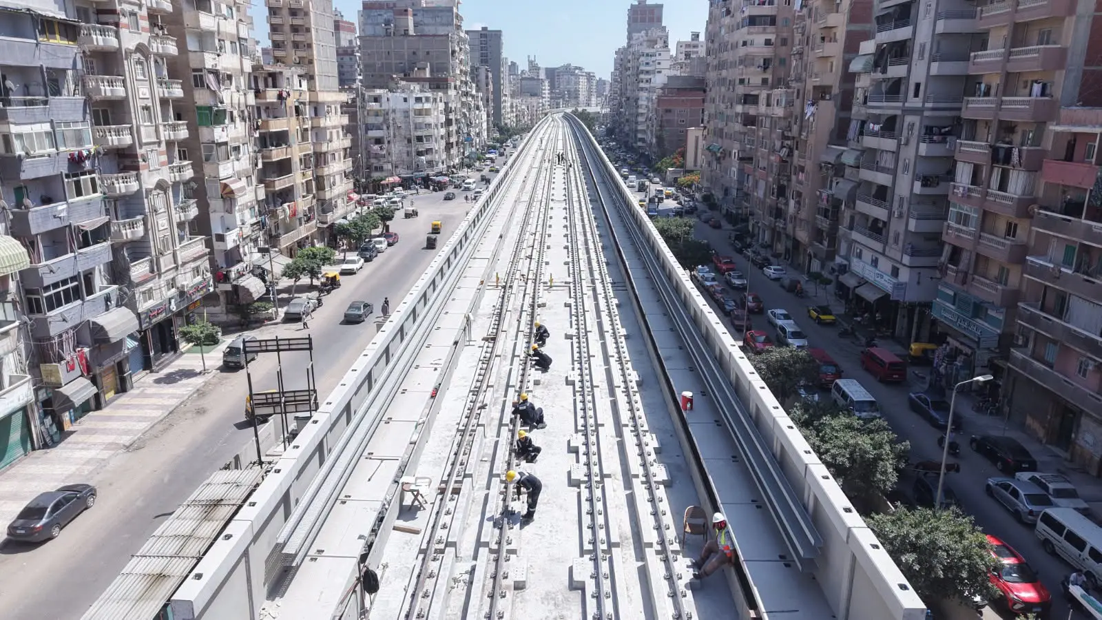 ​تتسارع وتيرة العمل في واحد من أضخم مشروعات النقل الذكي في مصر، حيث كشفت أحدث اللقطات الجوية الصادرة عن وزارة النقل عن تقدم ملحوظ في أعمال الإنشاءات الخاصة بالمرحلة الأولى لمشروع مترو الإسكندرية.