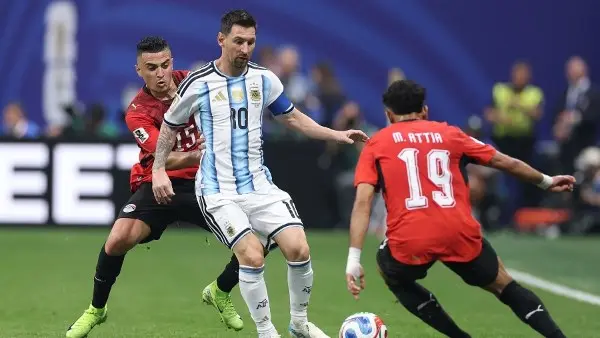 ​أنهى منتخب مصر الأول لكرة القدم مشاركته التاريخية في بطولة كأس العالم 2026، بعد خسارة دراماتيكية ومثيرة أمام نظيره الأرجنتيني بنتيجة (3-2) في إطار منافسات دور الـ16.