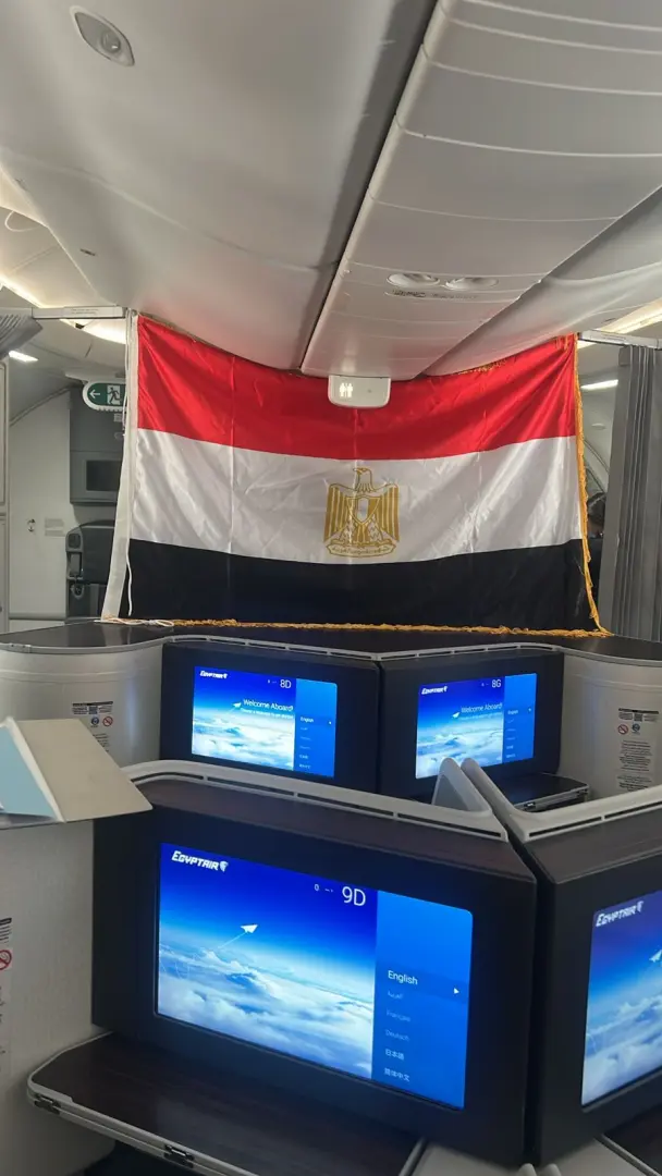 رحلة خاصة لـ "مصر للطيران" تعيد الفراعنة إلى القاهرة.. وننشر الصور الأولى من داخل طائرة منتخب مصر - 1000724255