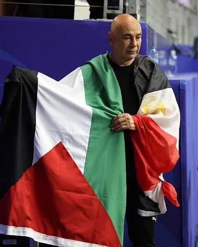 حسام حسن يرفع علم فلسطين