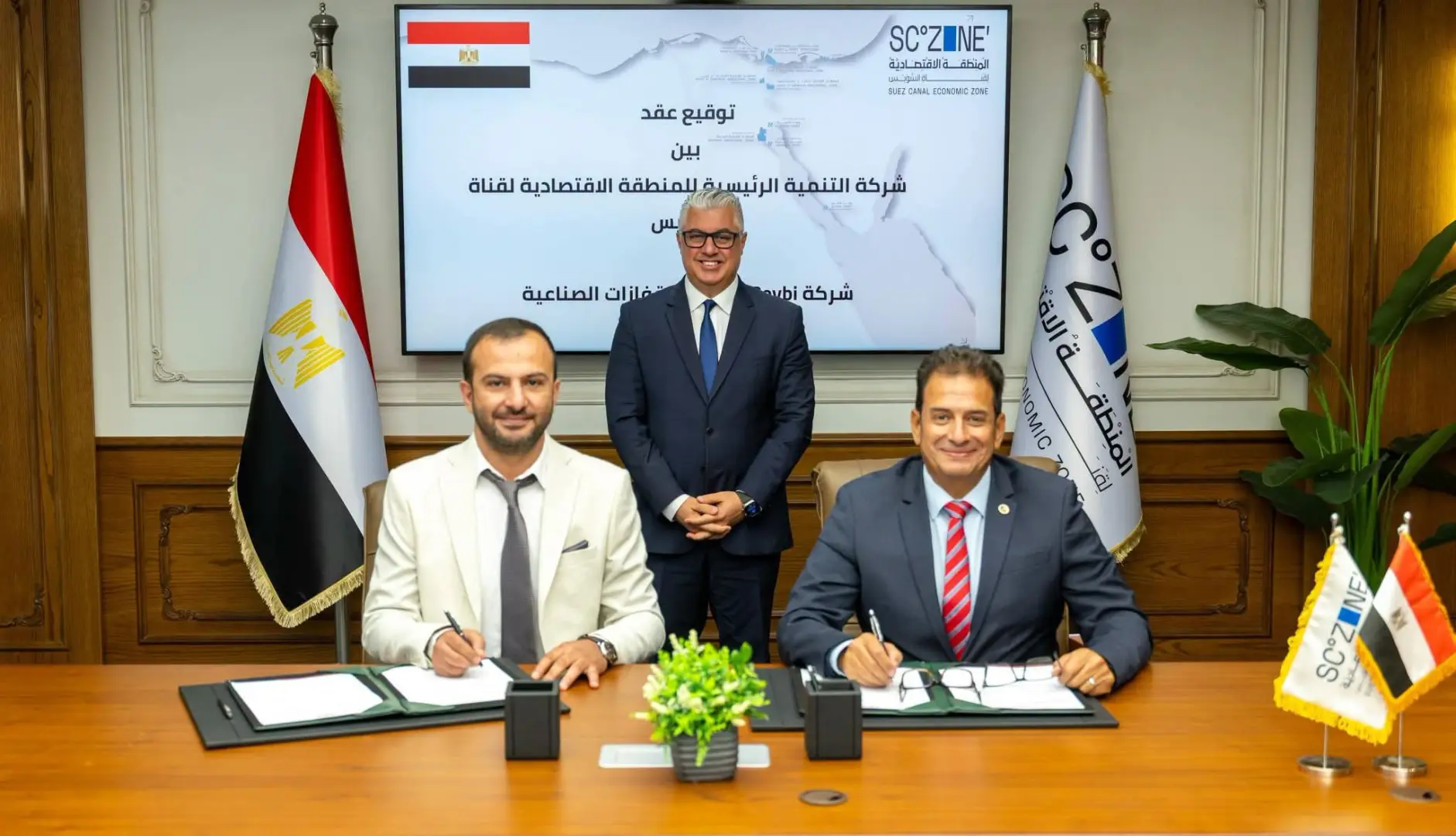 اقتصادية قناة السويس توقع عقد إنشاء مصنع للقفازات الصناعية باستثمارات 1.5 مليون دولار