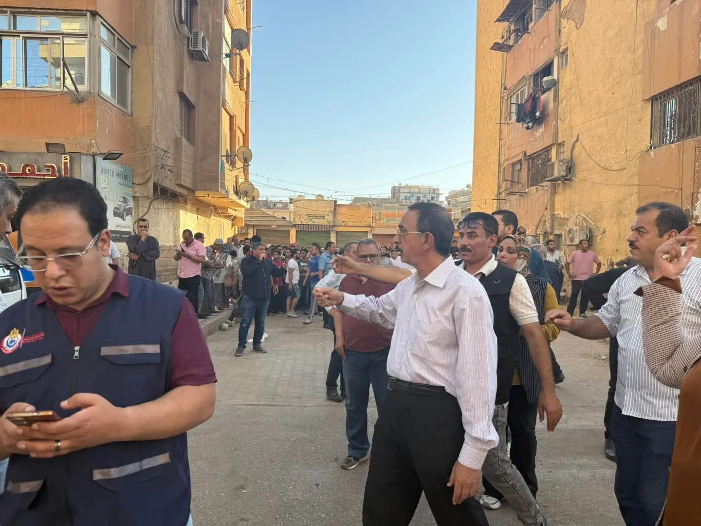 الدفع بـ8 سيارات إطفاء و6 إسعاف لإخماد حريق برج معهد الاتصالات بسوهاج