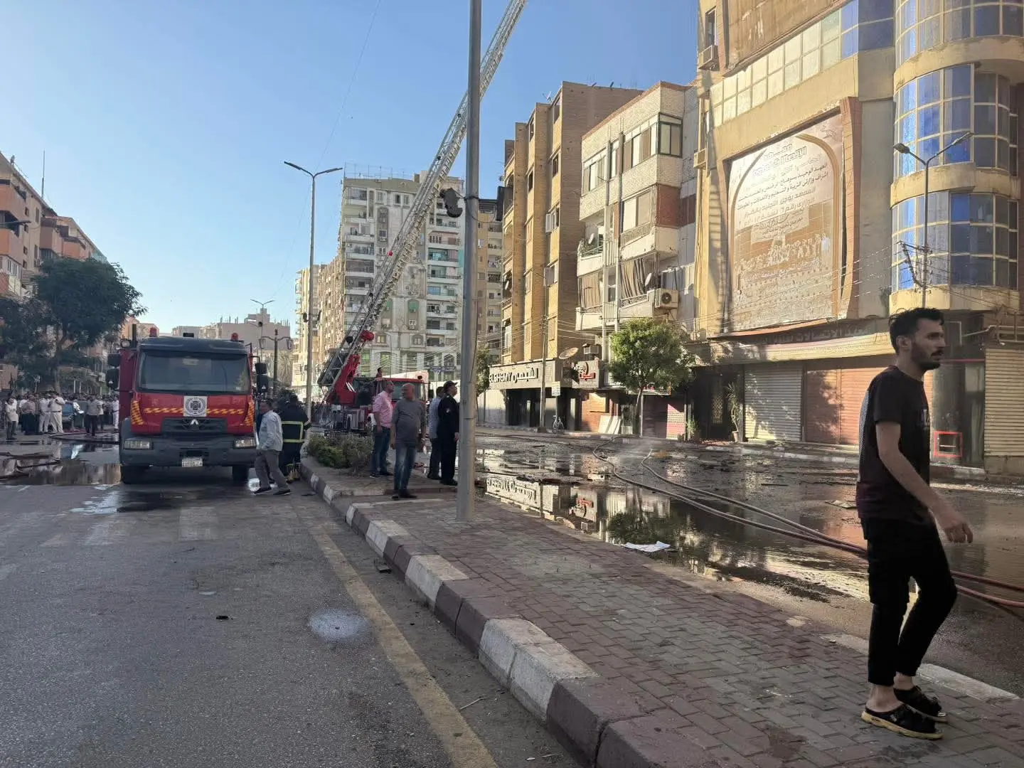 الدفع بـ8 سيارات إطفاء و6 إسعاف لإخماد حريق برج معهد الاتصالات بسوهاج